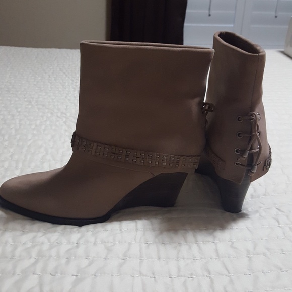 b makowsky suede boots